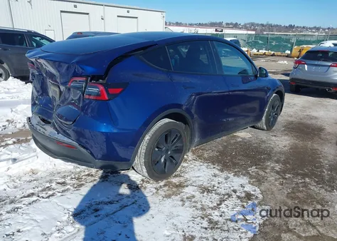 2024 Tesla Model Y Long Range Dual Motor All-Wheel Drive z USA, uszkodzony, nr VIN 7SAYGDEE5RF186050